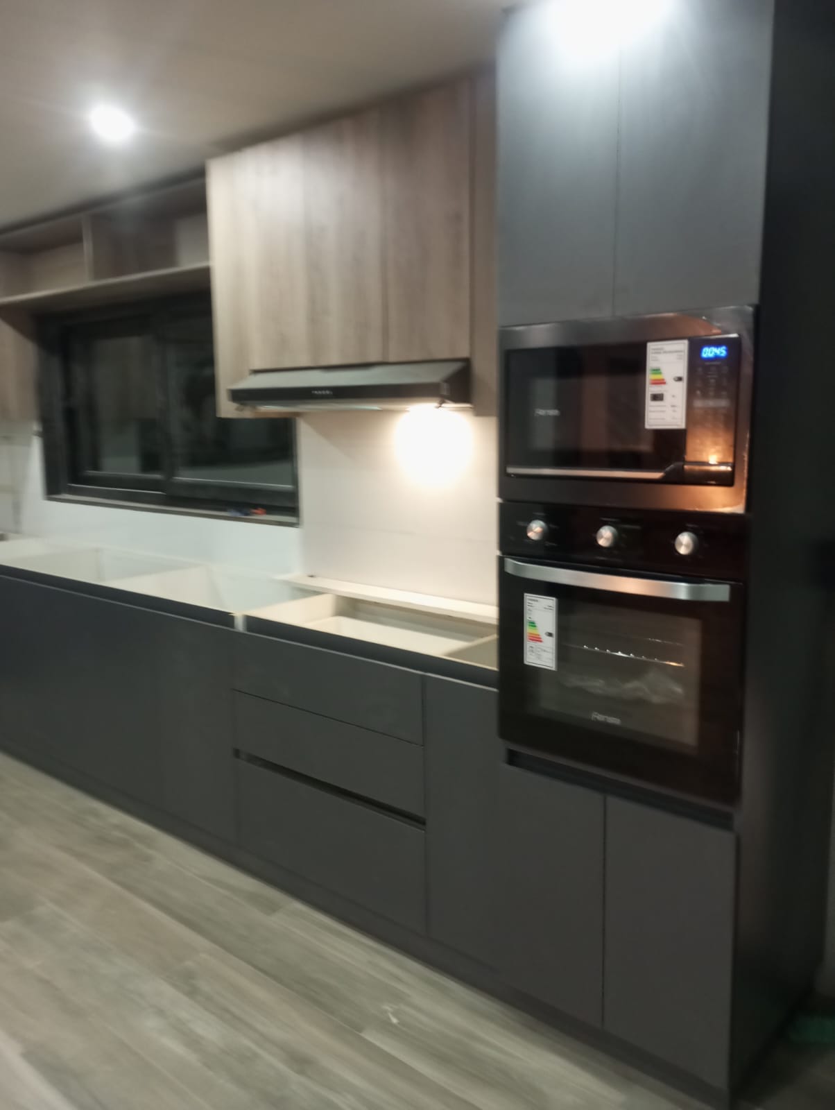 Cocina moderna gris madera horno empotrado